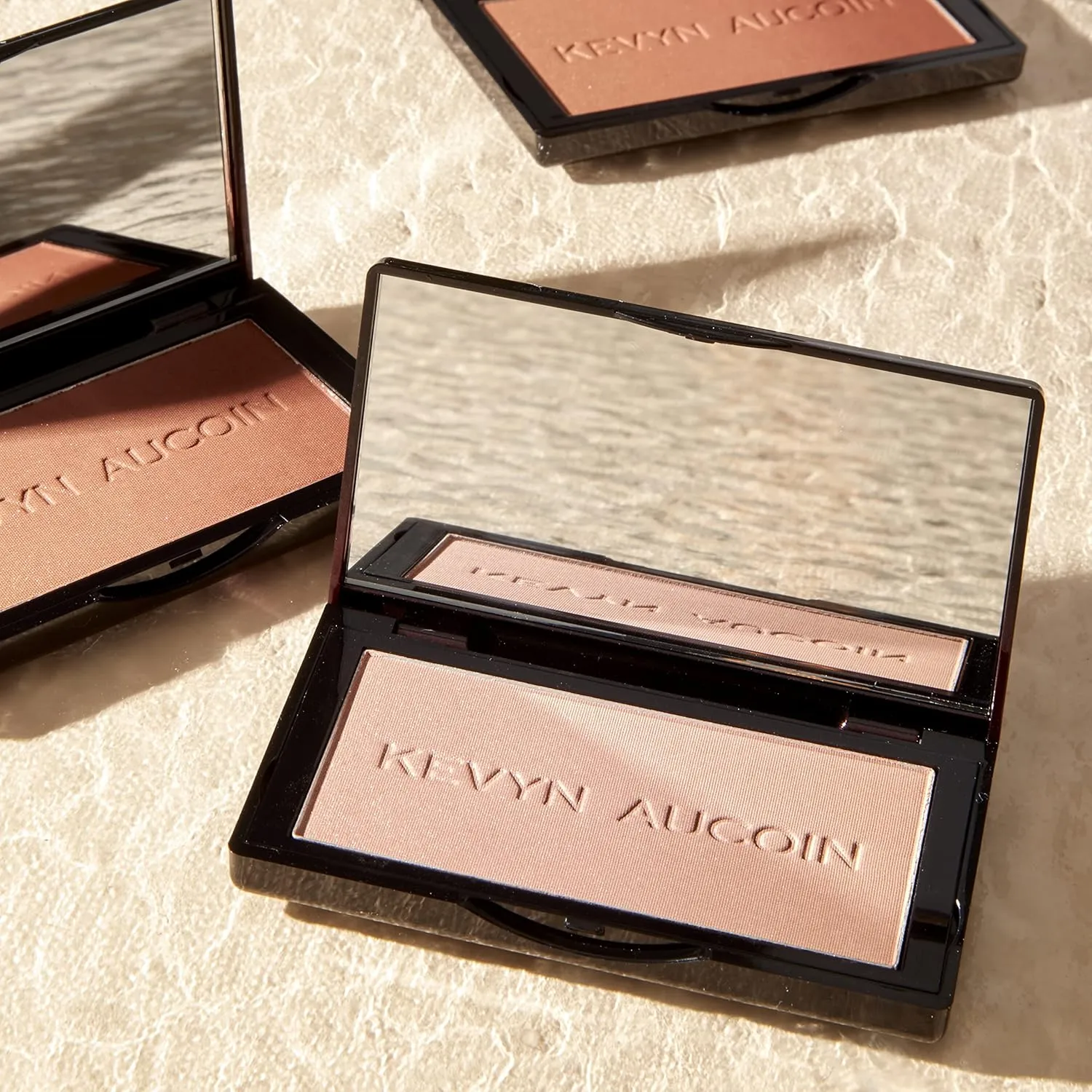 Kevyn Aucoin The Neo-Bronzer, 3 in 1 makeup palette – Highlighter, blush & bronzer in one smooth gradient makeup compact. Shimmer & matte in light, medium & deep. Sun-kissed to bronzed.