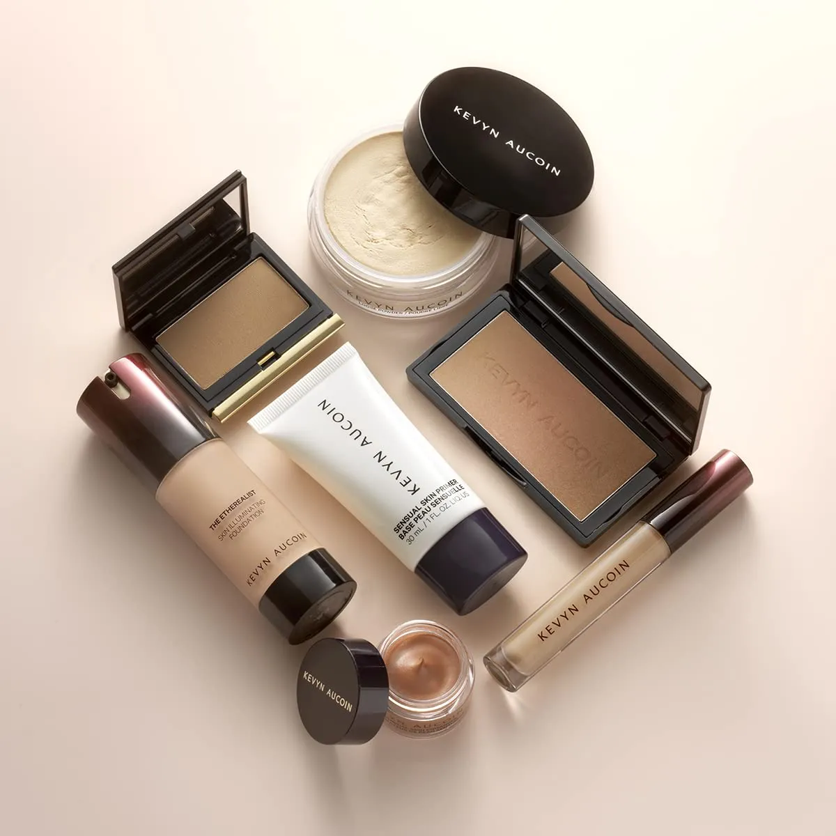 Kevyn Aucoin The Neo-Bronzer, 3 in 1 makeup palette – Highlighter, blush & bronzer in one smooth gradient makeup compact. Shimmer & matte in light, medium & deep. Sun-kissed to bronzed.