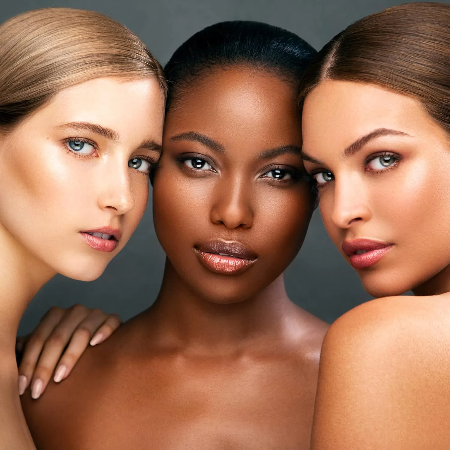 Kevyn Aucoin The Neo-Bronzer, 3 in 1 makeup palette – Highlighter, blush & bronzer in one smooth gradient makeup compact. Shimmer & matte in light, medium & deep. Sun-kissed to bronzed.