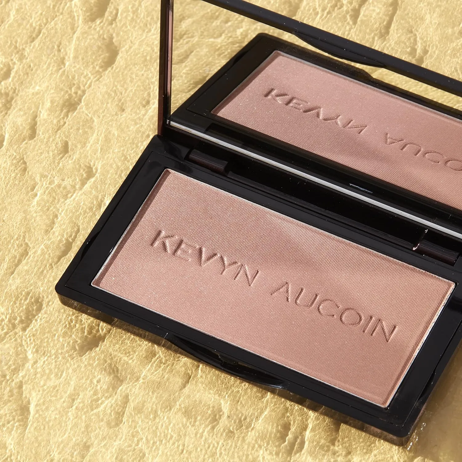 Kevyn Aucoin The Neo-Bronzer, 3 in 1 makeup palette – Highlighter, blush & bronzer in one smooth gradient makeup compact. Shimmer & matte in light, medium & deep. Sun-kissed to bronzed.