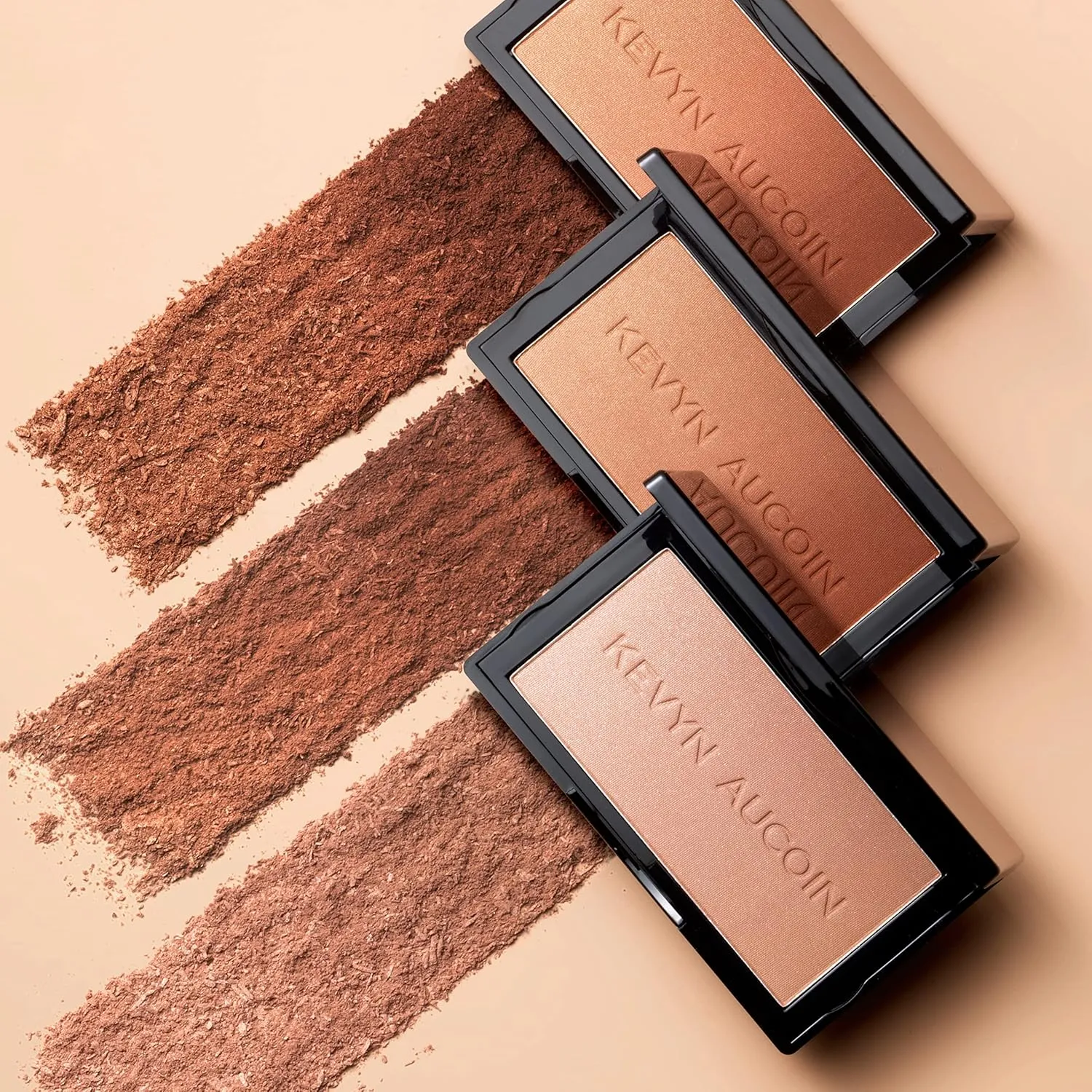 Kevyn Aucoin The Neo-Bronzer, 3 in 1 makeup palette – Highlighter, blush & bronzer in one smooth gradient makeup compact. Shimmer & matte in light, medium & deep. Sun-kissed to bronzed.