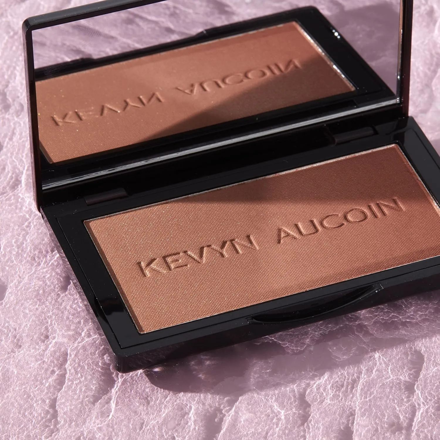 Kevyn Aucoin The Neo-Bronzer, 3 in 1 makeup palette – Highlighter, blush & bronzer in one smooth gradient makeup compact. Shimmer & matte in light, medium & deep. Sun-kissed to bronzed.