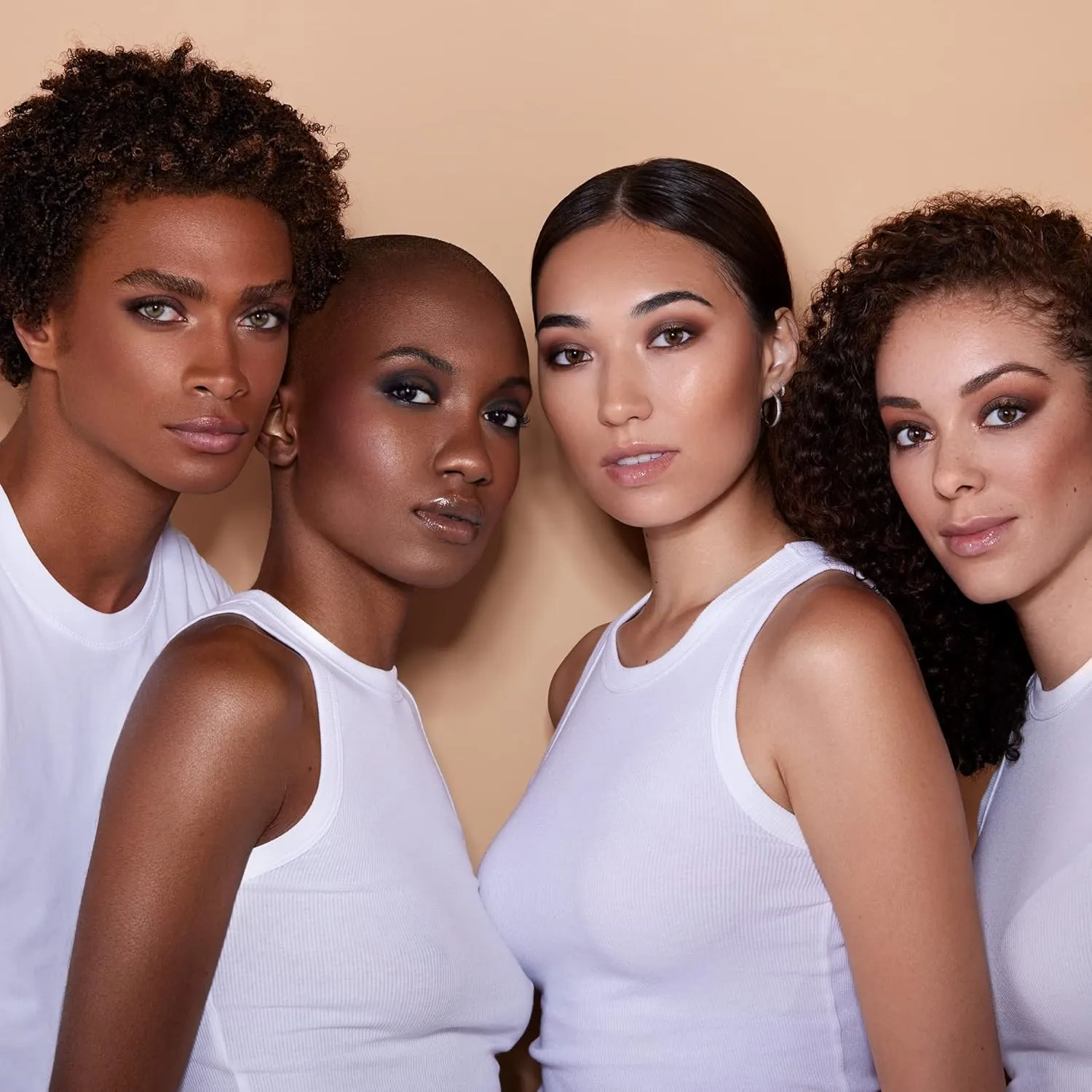 Kevyn Aucoin The Neo-Bronzer, 3 in 1 makeup palette – Highlighter, blush & bronzer in one smooth gradient makeup compact. Shimmer & matte in light, medium & deep. Sun-kissed to bronzed.