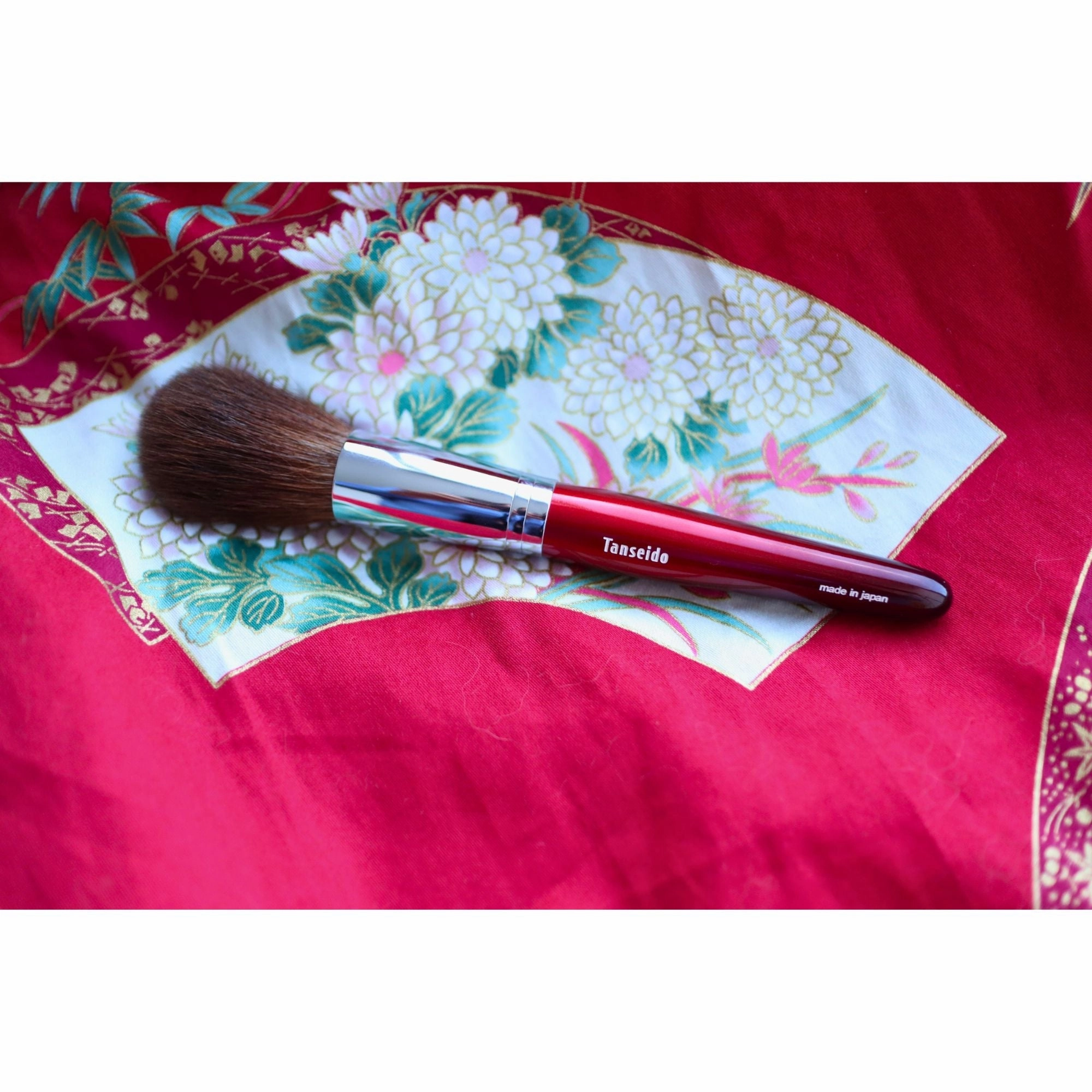 Tanseido AKA 赤 Series AC28 Face/Cheek Brush (Premium Collection)